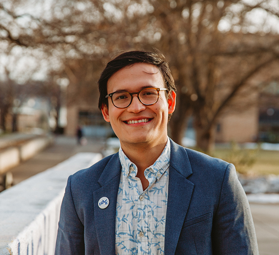 한 여성이 난간에 기대고 있다